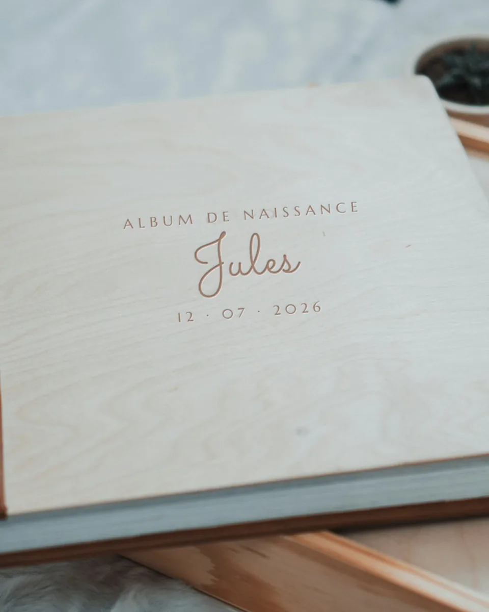 Album de naissance à couverture de bois clair, gravé « Jules » et 12 · 07 · 2026