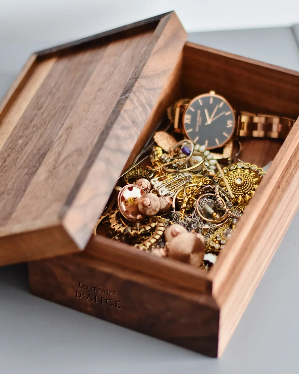 Boîte à bijoux en bois ouverte, gravée « Les trésors D'ALICE » sur la façade