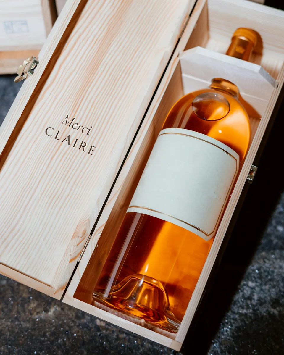 Caisse à vin en pin ouverte sur sa bouteille, couvercle gravé « Merci CLAIRE »