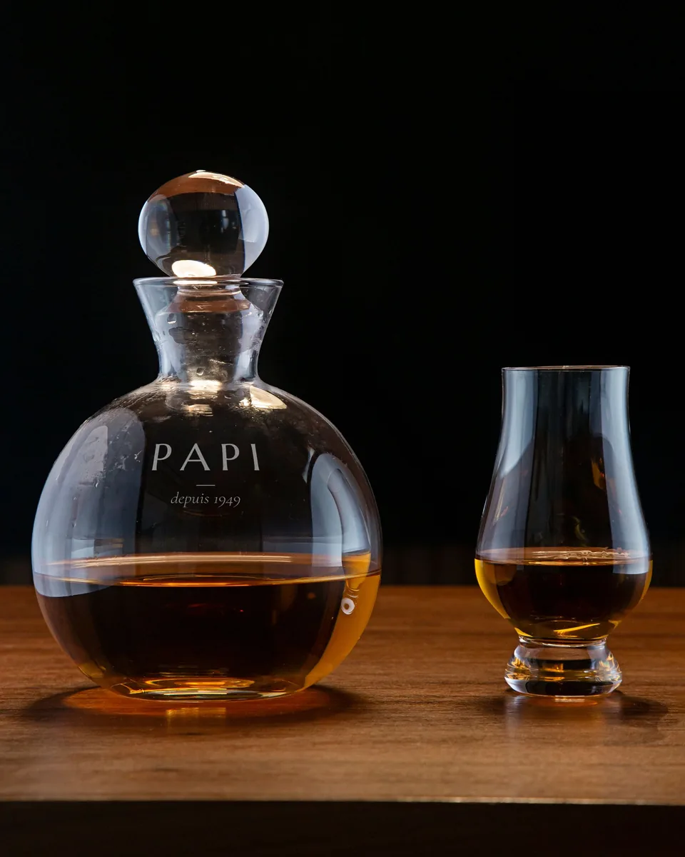 Carafe boule en verre soufflé, gravée PAPI et « depuis 1949 »