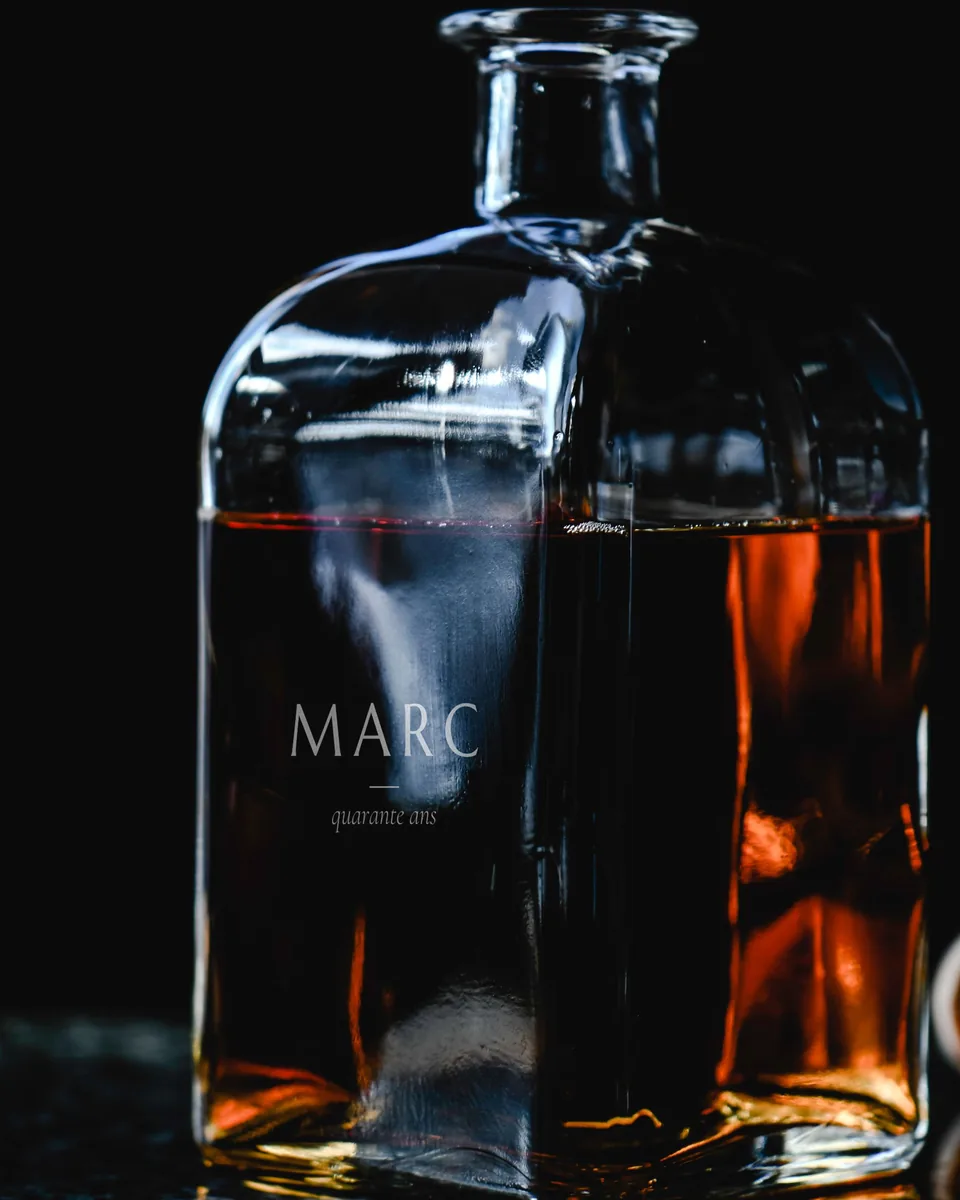 Carafe à whisky à faces planes, gravée MARC et « quarante ans »