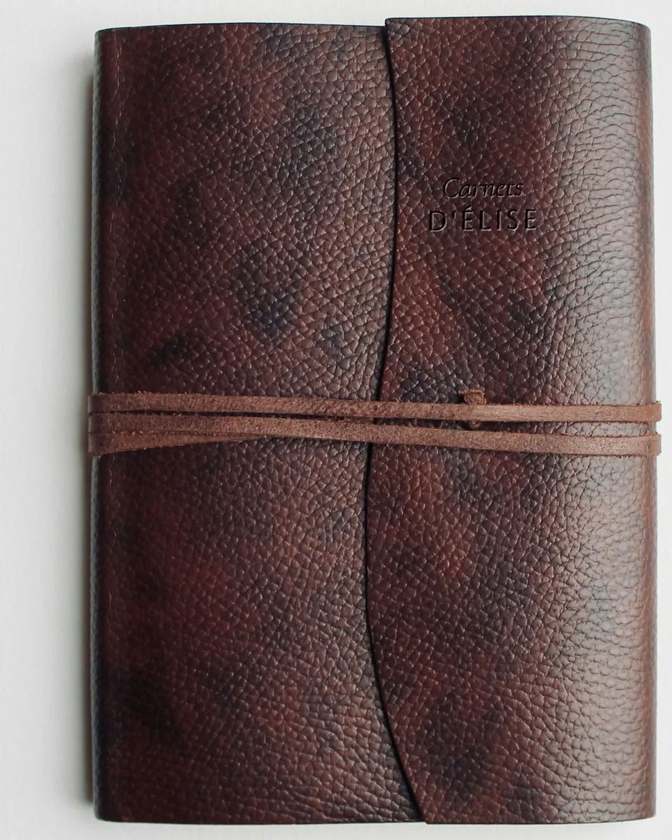 Carnet en cuir à lanière, gravé « Carnets D'ÉLISE » sur la couverture