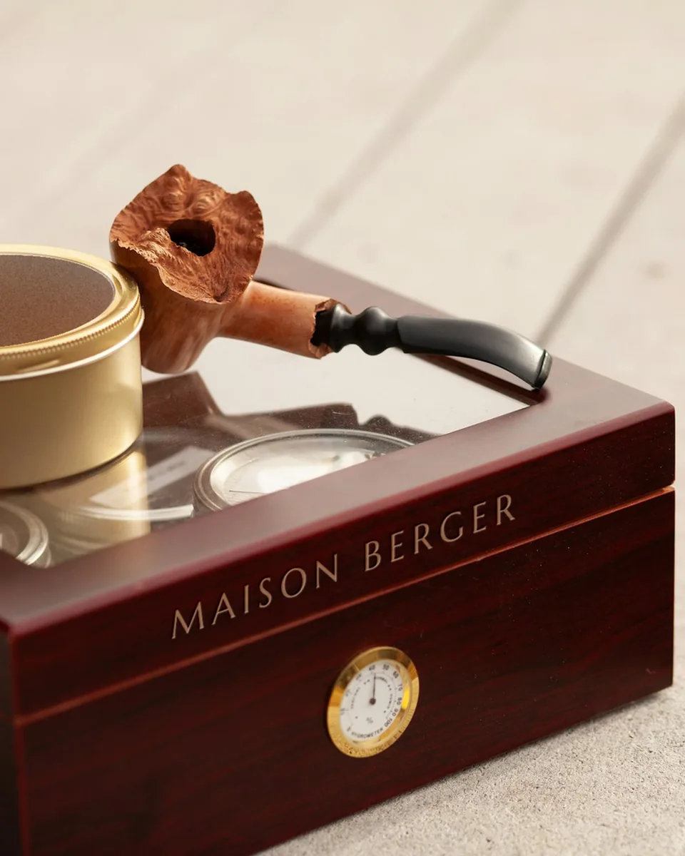 Humidor laqué à couvercle vitré, gravé MAISON BERGER sur le bandeau, une pipe posée dessus