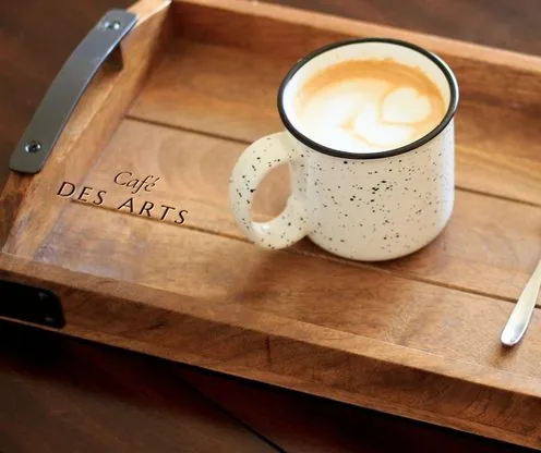 Plateau à poignées gravé Café DES ARTS, avec une tasse de café