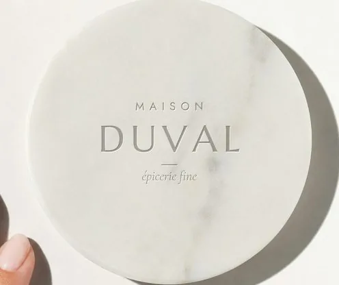 Dessous de verre en marbre blanc gravé MAISON DUVAL, épicerie fine