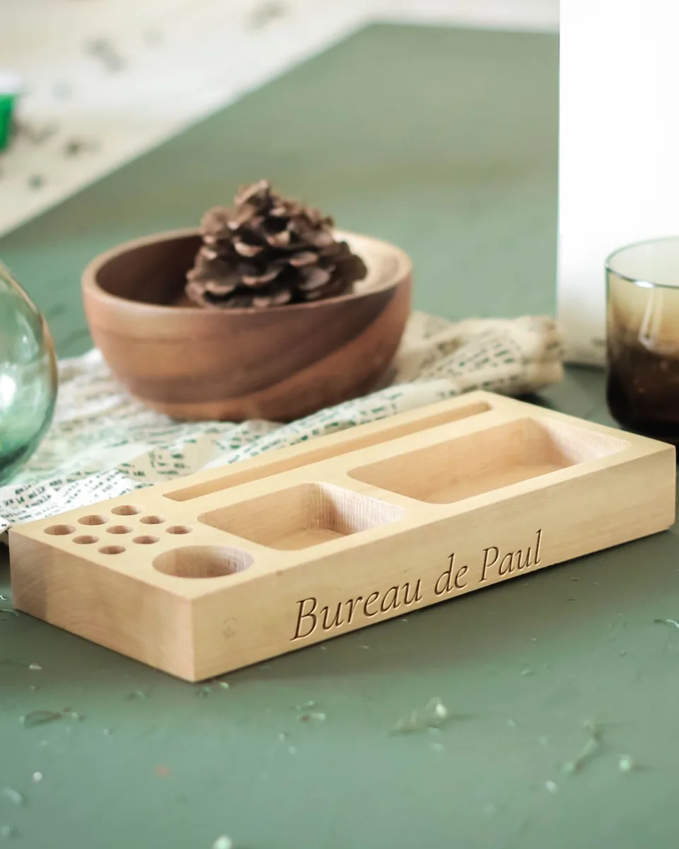 Organiseur de bureau en hêtre, trous à stylos et compartiments, gravé « Bureau de Paul »