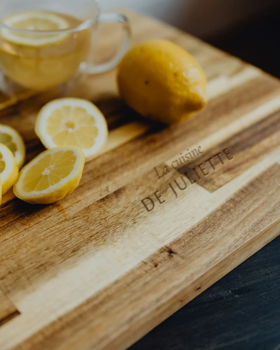 Planche en acacia gravée « La cuisine DE JULIETTE », avec des citrons
