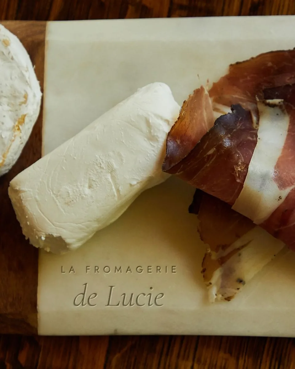 Planche bois et marbre gravée « LA FROMAGERIE de Lucie », avec fromages et charcuterie