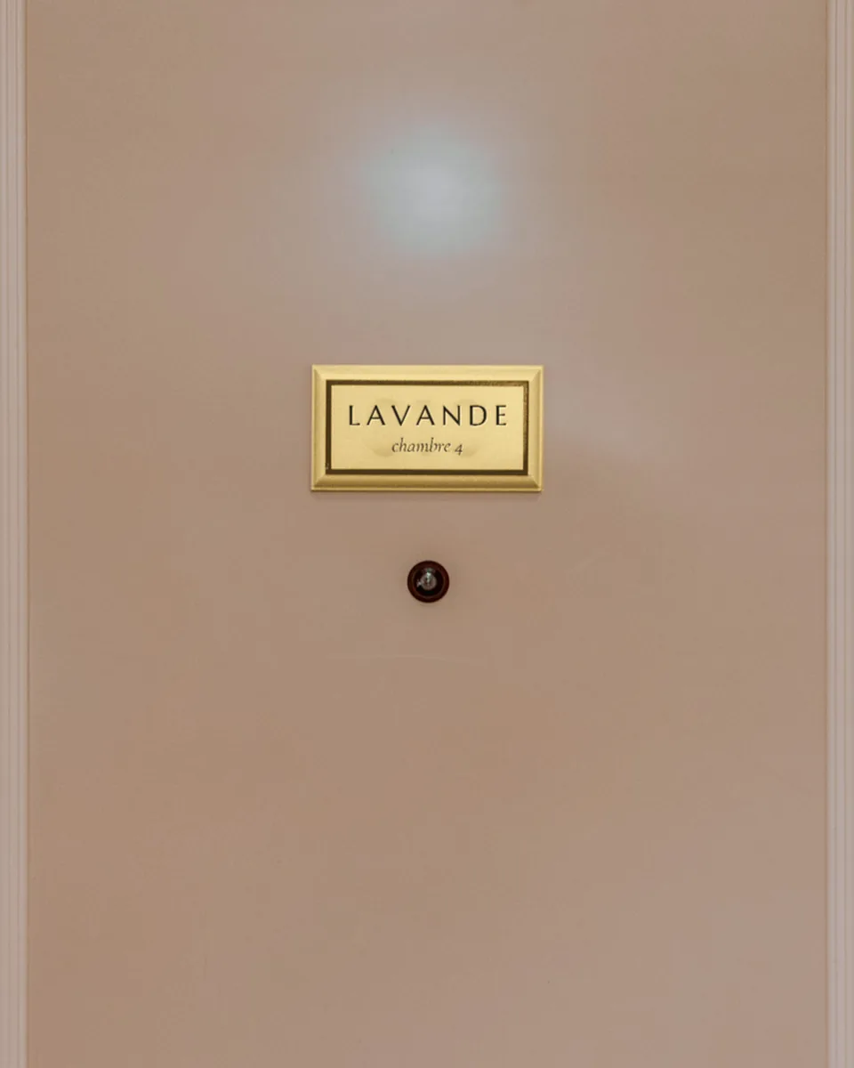 Porte de chambre d'hôtel avec sa plaque en laiton gravée LAVANDE, chambre 4