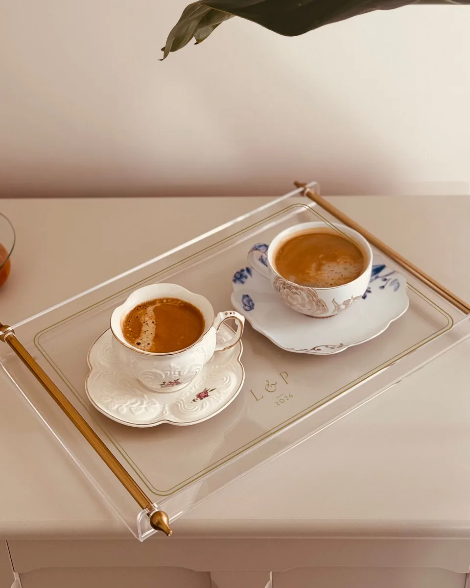 Plateau en acrylique transparent à poignées dorées, monogramme doré L & P imprimé, deux tasses de café