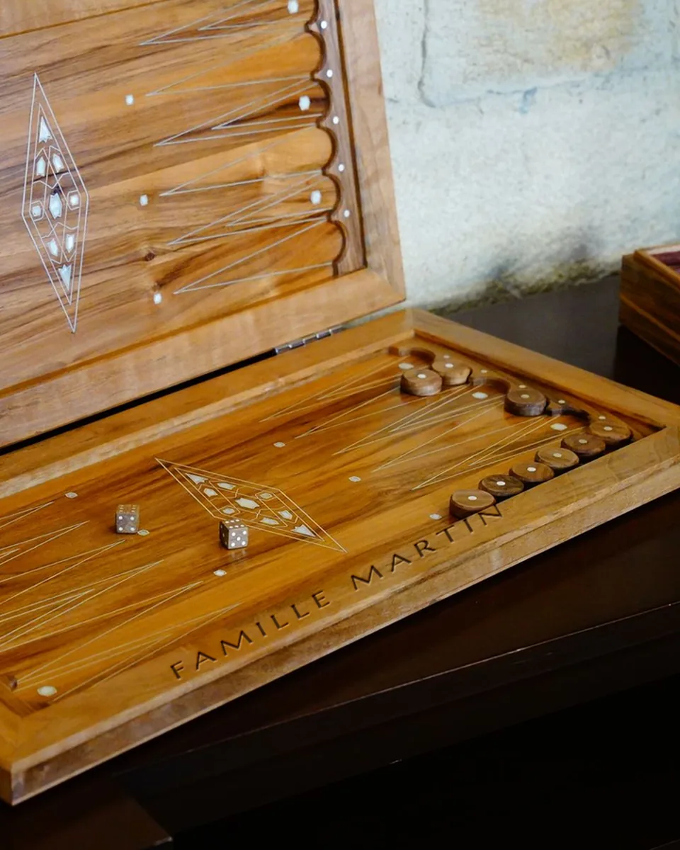 Plateau de backgammon en bois marqueté, cadre gravé FAMILLE MARTIN