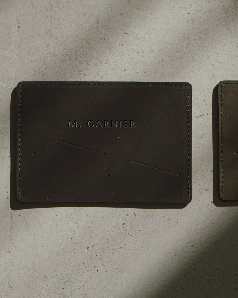 Porte-cartes en cuir noir gravé M. GARNIER