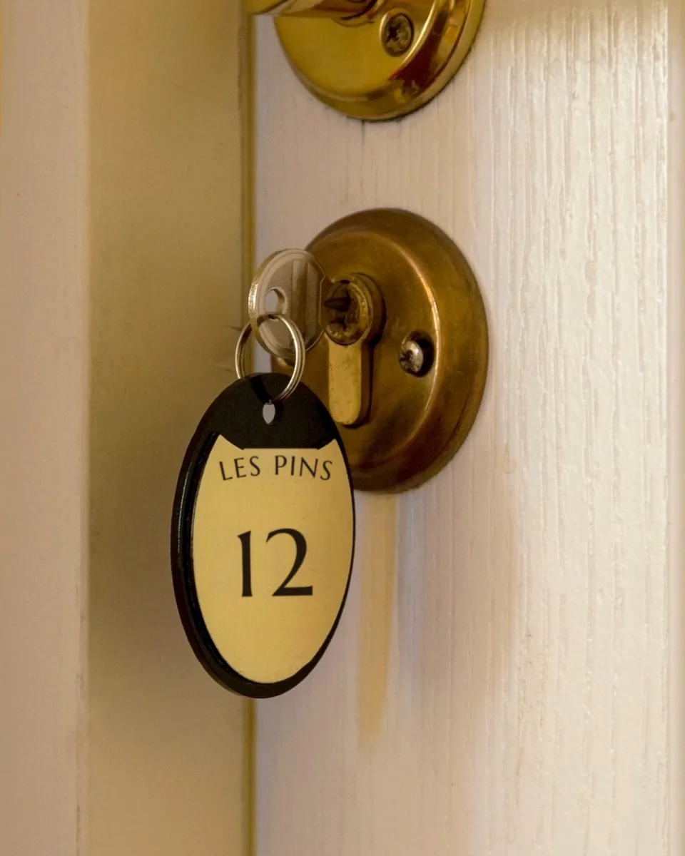 Porte-clés de chambre ovale sur une serrure, insert en laiton gravé LES PINS et 12
