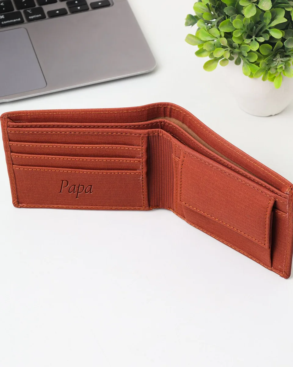 Portefeuille en cuir ouvert, gravé « Papa » à l'intérieur, sur la poche des cartes