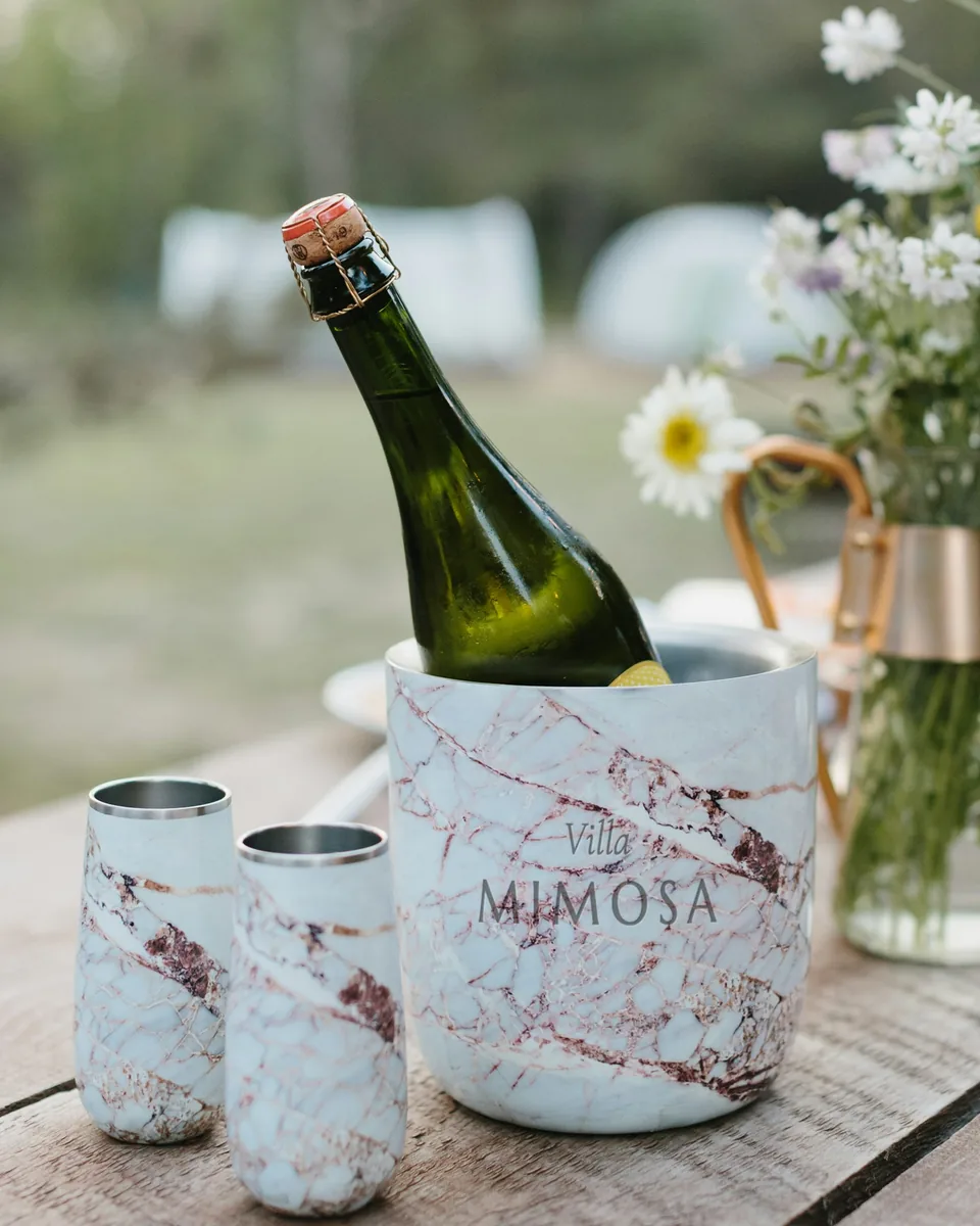 Rafraîchisseur à vin décor marbre gravé « Villa MIMOSA », une bouteille de mousseux, en plein air