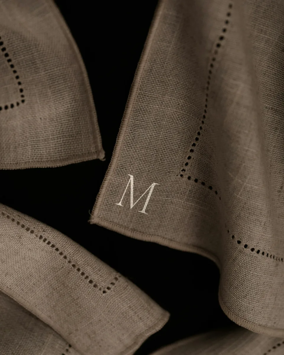 Serviettes de table en lin à jours, monogramme M imprimé dans l'angle