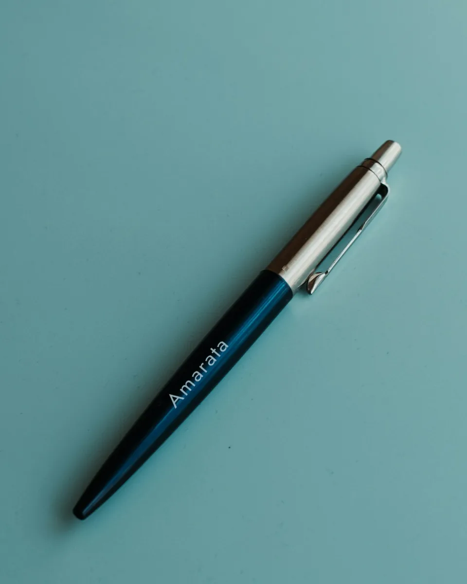 Stylo à bille laqué bleu, capuchon d'acier, gravé Amarata le long du corps