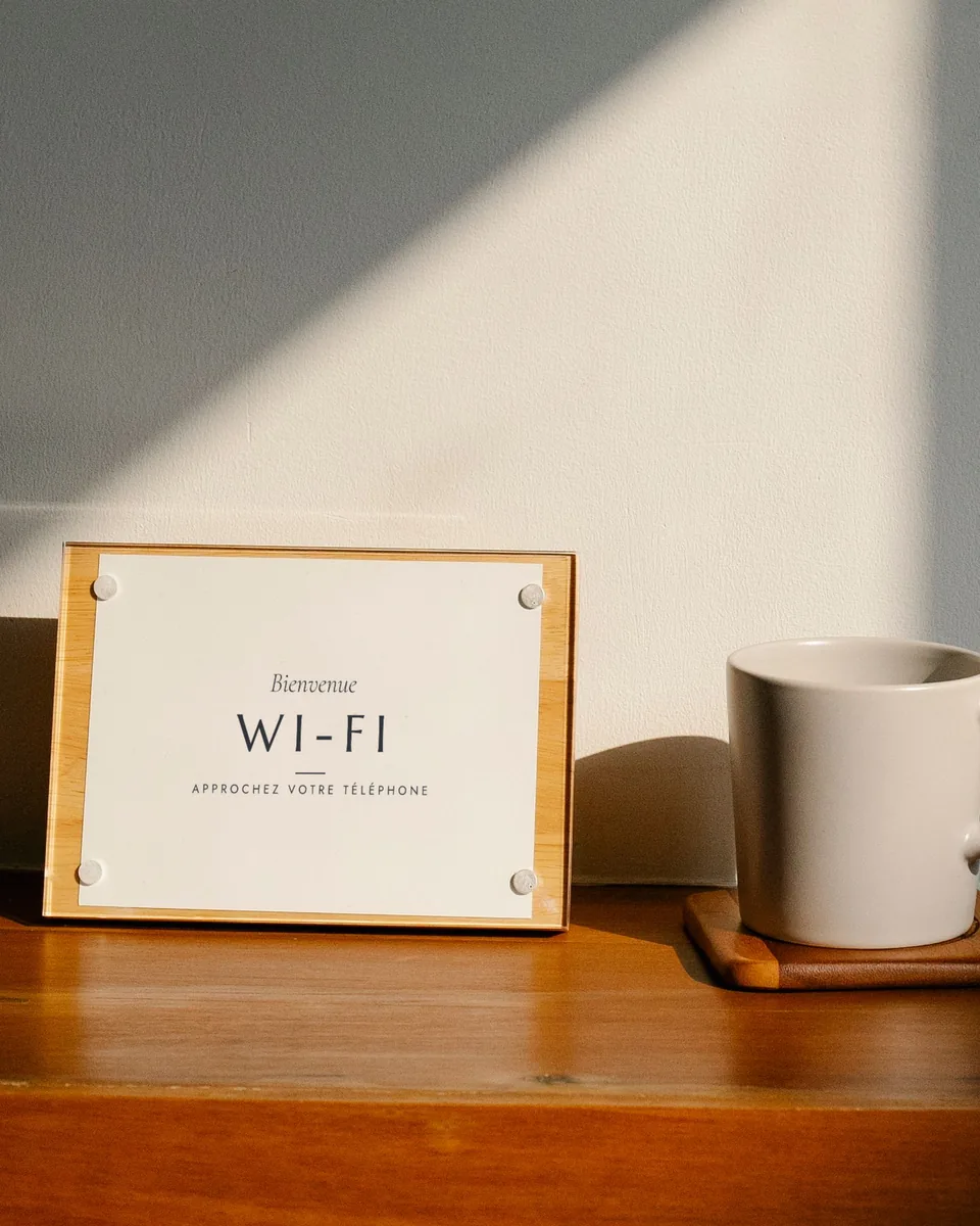Cadre de table en bois, carte imprimée Bienvenue, WI-FI, approchez votre téléphone, à côté d'une tasse