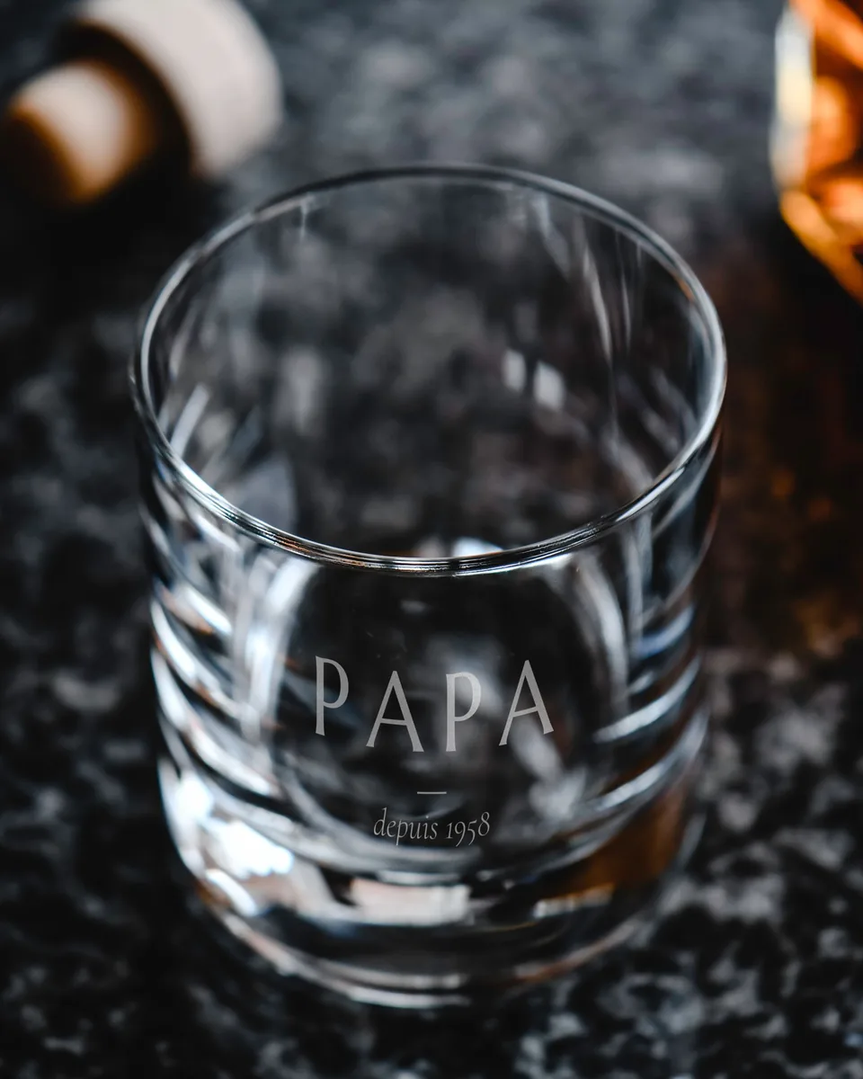 Verre à whisky gravé PAPA et « depuis 1958 »